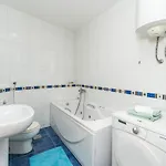 Modern 2bdr In The Center - Free Parking Apartment *