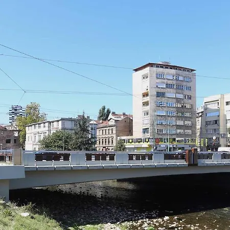 Modern 2bdr In The Center - Free Parking Apartment
