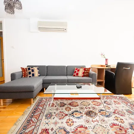 Apartment Modern 2bdr In The Center - Free Parking *