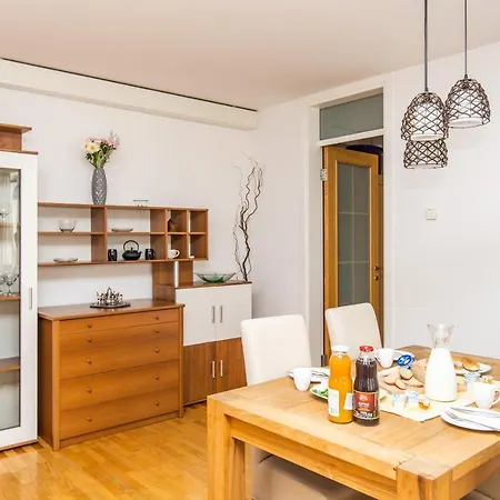 Modern 2bdr In The Center - Free Parking Apartment