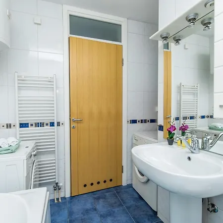 Modern 2bdr In The Center - Free Parking *