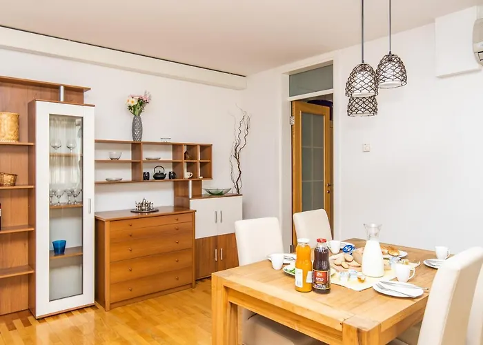 Modern 2bdr In The Center - Free Parking Apartament