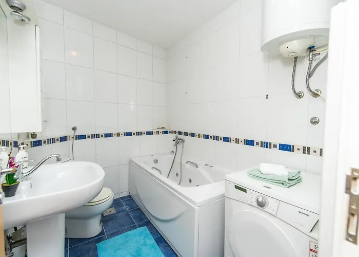 Modern 2bdr In The Center - Free Parking Apartament *