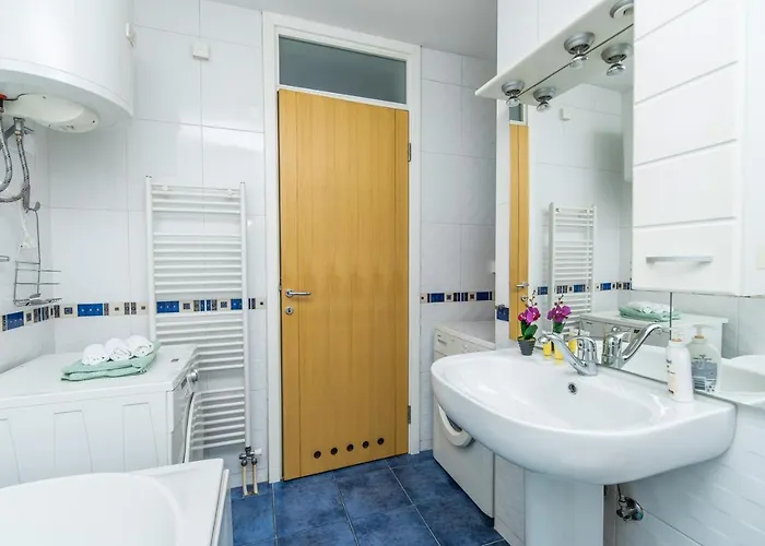 Modern 2bdr In The Center - Free Parking *